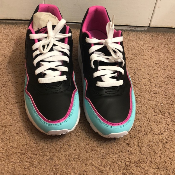 Nike Max - Picture 2 of 5